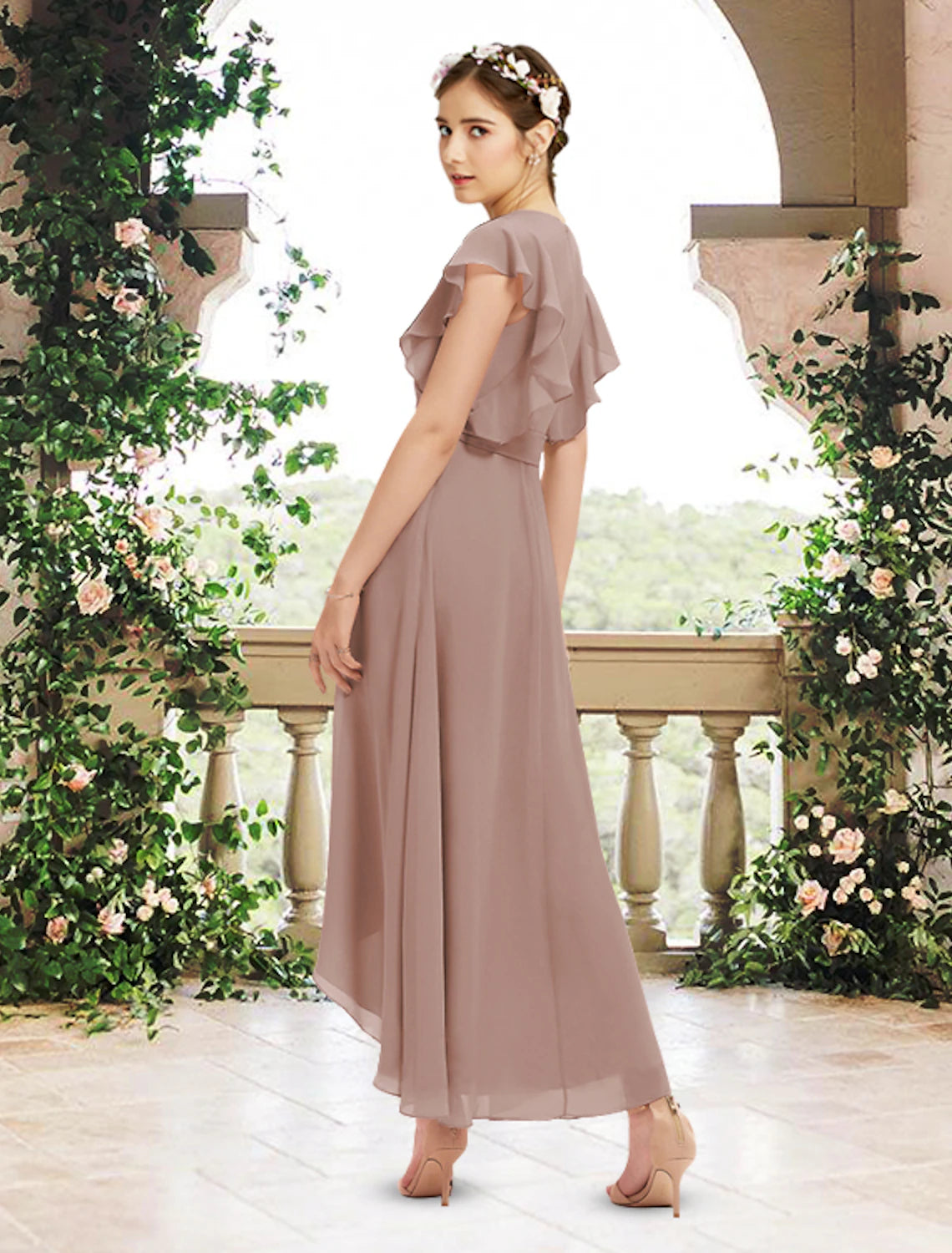 Abito da damigella d'onore a trapezio, scollo a V, maniche corte, elegante, asimmetrico, lunghezza alla caviglia, in chiffon con fascia, nastro e volant